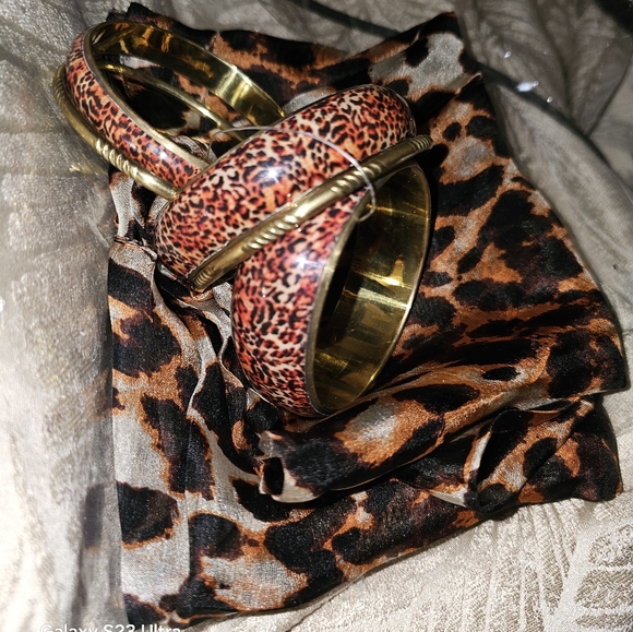 Silk Scarf approx. 60" x 20 inches, 5 matching bangles, Leopard Print, NWT - Picture 6 of 6